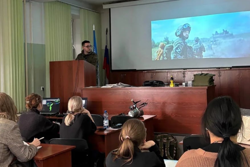 Estudiantes miran un video de reclutamiento en el Instituto de Derecho de Novosibirsk. La campaña abarca al menos 246 universidades en Rusia y territorios ocupados de Ucrania. (Universidad de Derecho de Novosibirsk)