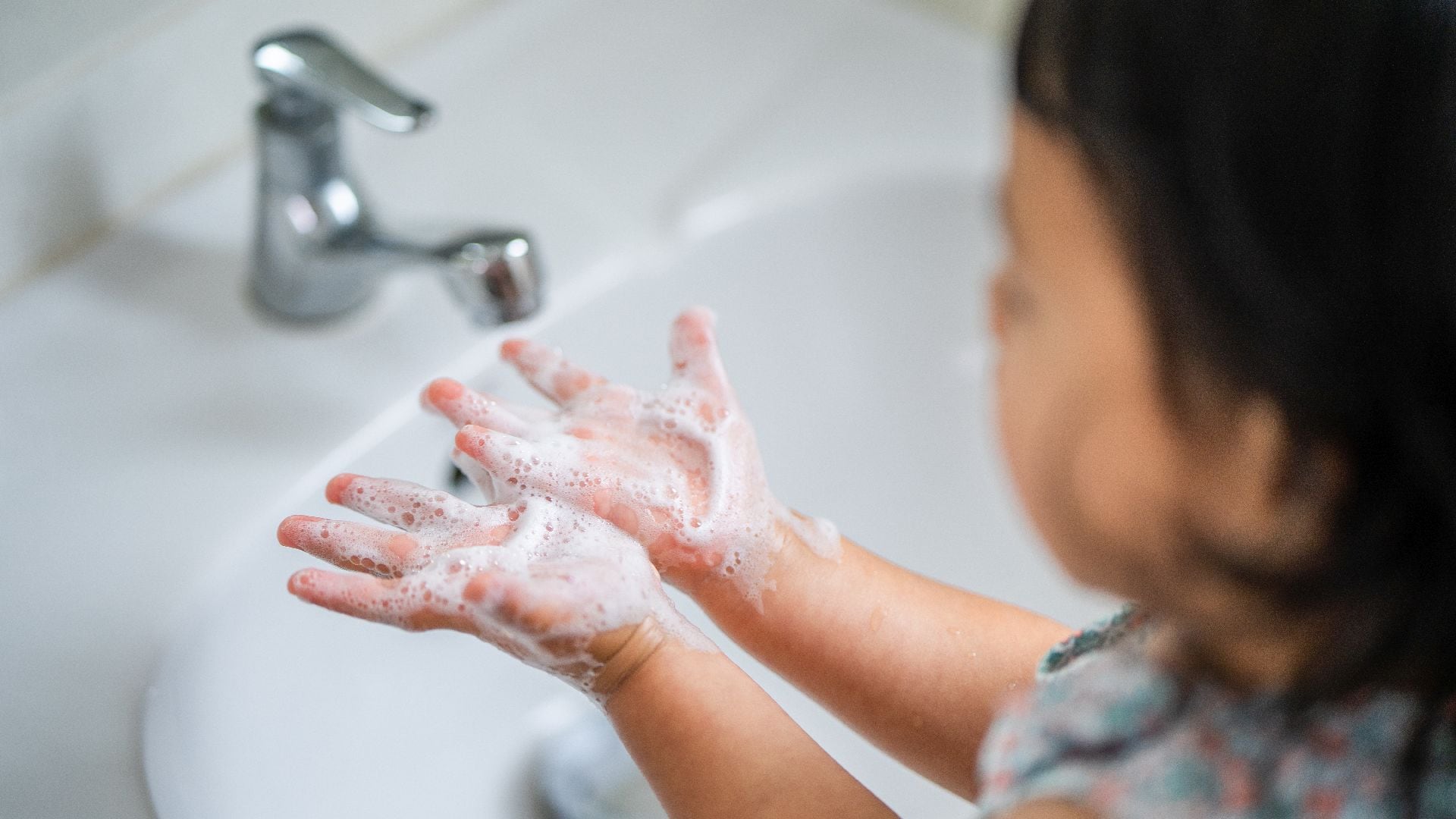 Mantener las manos limpias protege especialmente a los niños, mayores y personas inmunodeprimidas (Freepik)