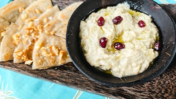 Receta de mutabal, el aperitivo libanés saludable a base de berenjena al microondas, yogur y aceite de oliva