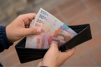 Analistas proyectan que el salario mínimo mensual llegará a cerca de $1,89 millones tras un incremento del 8,5% - crédito VisualesIA/Imagen Ilustrativa Infobae