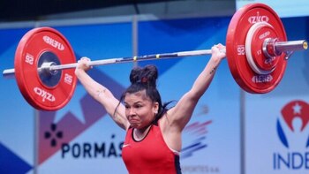 Shoely Mego consiguió una medalla de oro y dos de plata en el Grand Prix de levantamiento de pesas