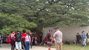 Nueva caravana de casi 500 hondureños parte en buses hacia la frontera con Guatemala
