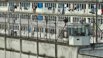 El sistema penitenciario es otro frente prioritario. Los investigadores proponen construir 20 nuevos penales para 2.000 internos cada uno, aunque advierten que la infraestructura por sí sola no solucionará el problema