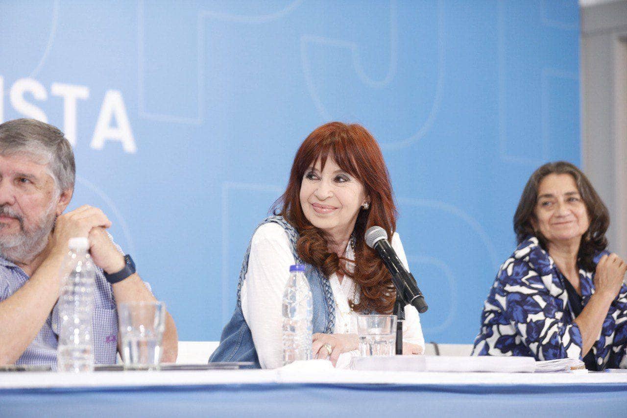 Cristina Kirchner, junto a los senadores José Mayans y Lucía Corpacci