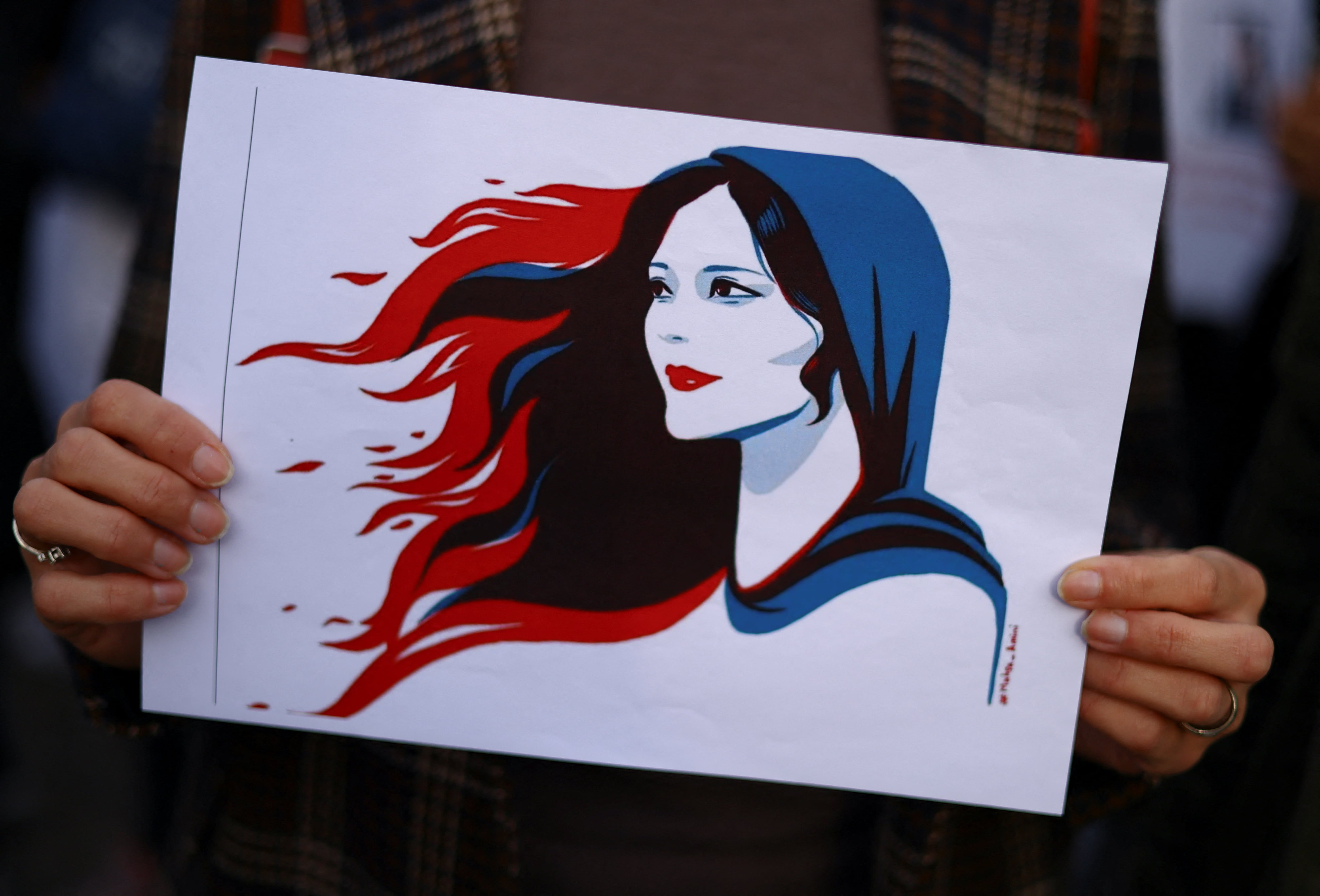 Una imagen de Mahsa Amini en una marcha desarrollada en Berlín, Alemania, días después de su asesinato (REUTERS)