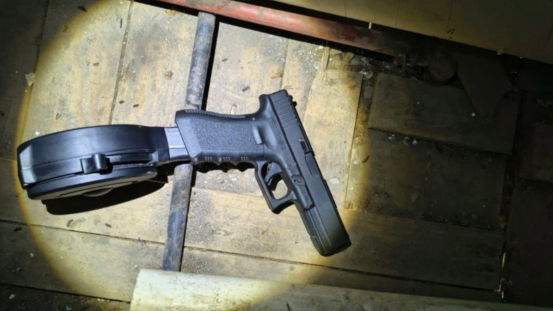 Una pistola de alta capacidad fue incautada en Rosario después de la detención de un joven por realizar disparos en un club nocturno (Rosario3)