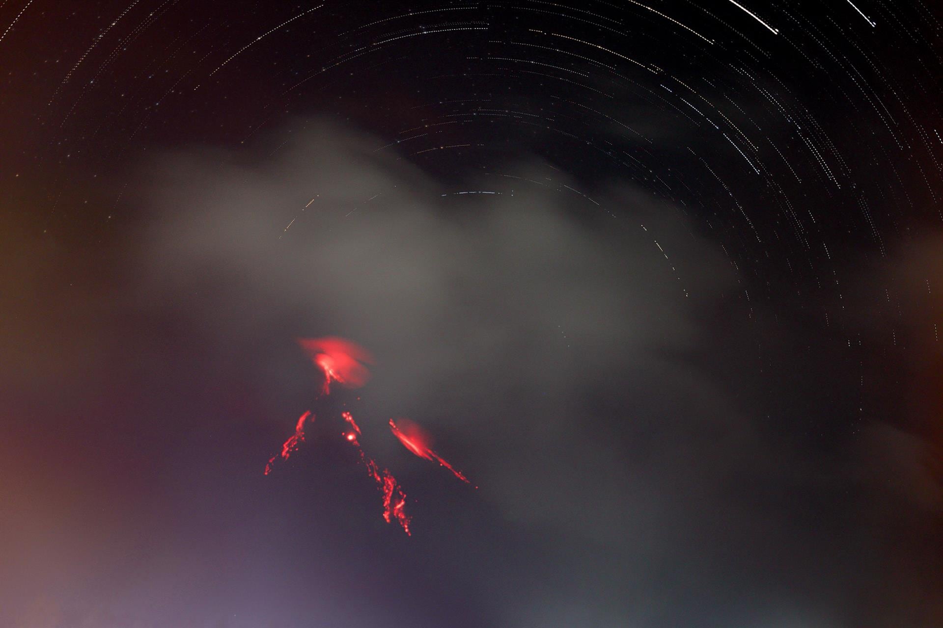 MAYÓN EN ERUPCIÓN: Ceniza afecta a 52 localidades filipinas
