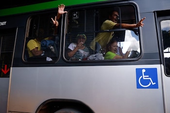 Seguidores del ex presidente de Brasil, Jair Bolsonaro en un bus en Brasilia (REUTERS/Amanda Perobelli/Archivo)
