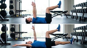 Dos imágenes de un hombre en ropa deportiva azul, acostado en el suelo de un gimnasio, realizando un ejercicio para el core, con pesas y bancos al fondo.