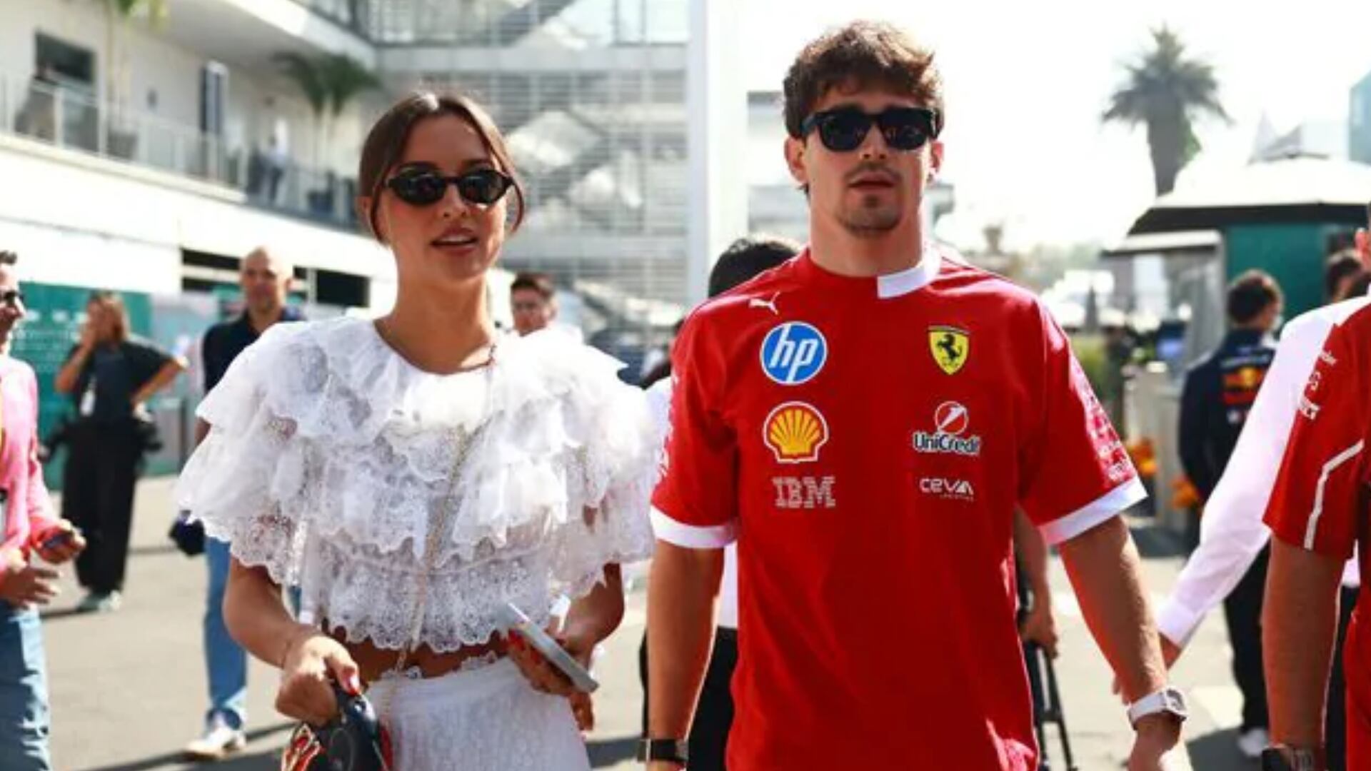 Alexandra Saint Mleux, novia de Charles Leclerc, otra de las parejas que siempre aparece en la TV durante las carrera de F1 (REUTERS/Raquel Cunha)