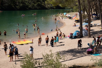 Varias personas pasan el día en la playa del embalse de Bolarque, a 20 de agosto, en Guadalajara, Castilla La-Mancha, (España). (Rafael Bastante/Europa Press)