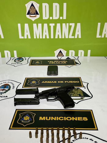 El arma y las municiones