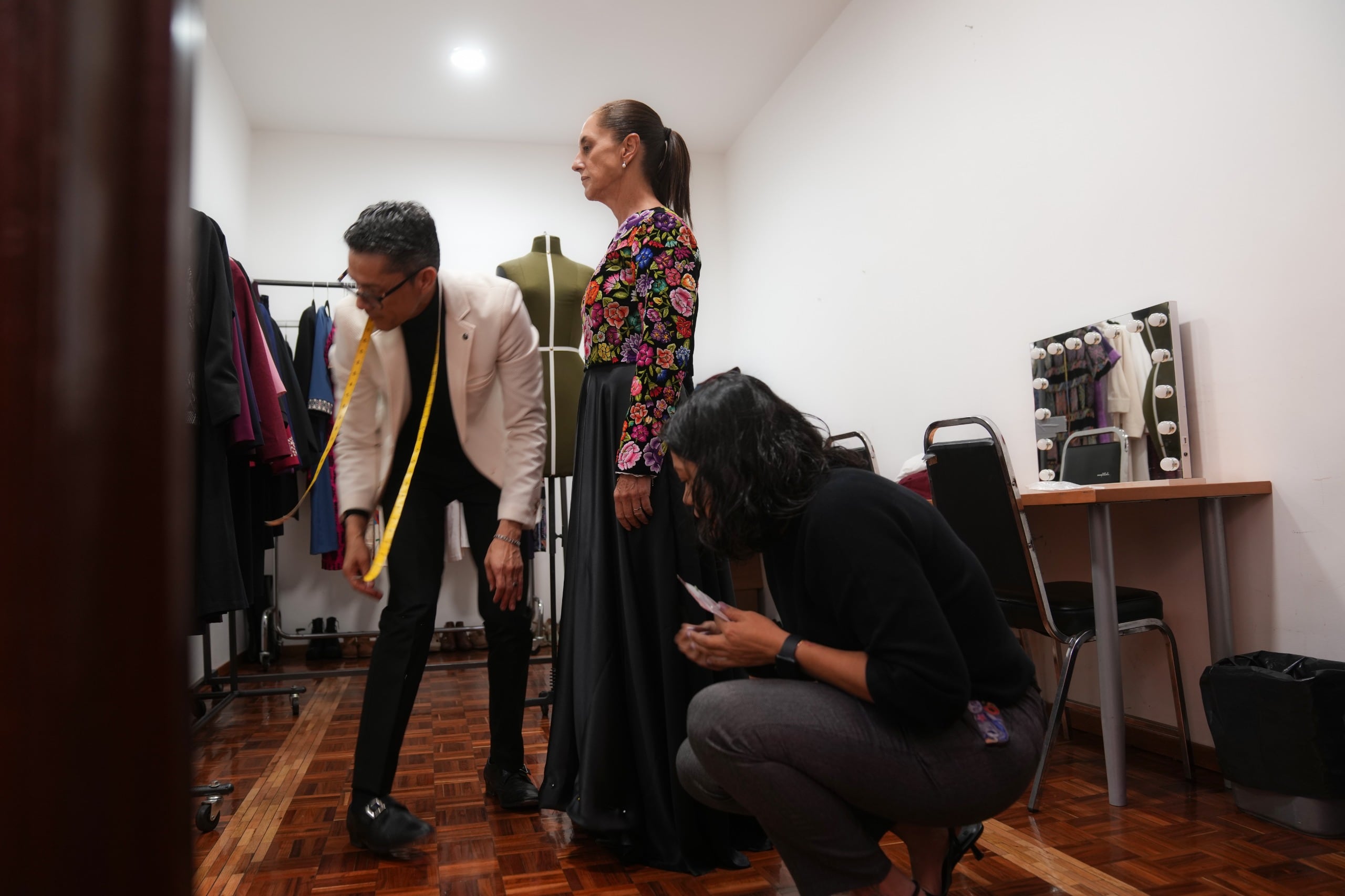 La presidenta Claudia Sheinbaum portó un vestido bordado por artesanas muxes del Istmo de Tehuantepec durante el Grito de Independencia, la noche del 15 de septiembre, desde Palacio Nacional. (Foto: Presidencia)