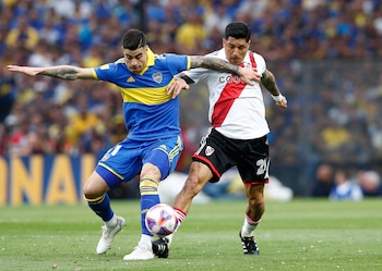 Enzo Pérez en la lucha del mediocampo contra Martín Payero