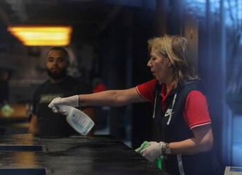 Una empleada de Nike limpia en el cuartel general de la empresa en Hilversum, Holanda (REUTERS/Eva Plevier)