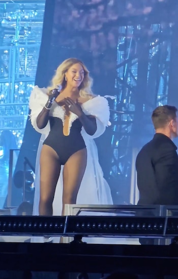 Rodeada de talentosos músicos y