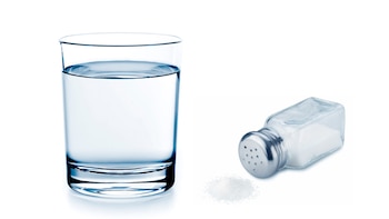 Al lavarse la cara con