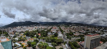 Las lluvias de baja intensidad sorprendieron este jueves a todo El Salvador por la influencia de una onda tropical. (Foto cortesía MARN)
