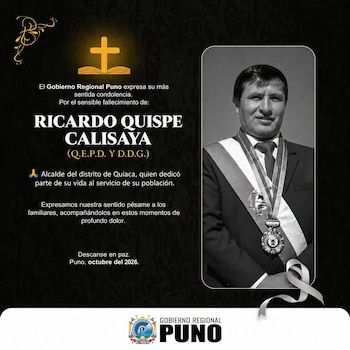 Esquela con el retrato de un hombre con banda y medalla institucional, una cruz, texto de condolencias y el logotipo del Gobierno Regional Puno