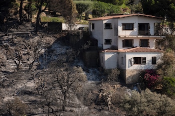 Vivienda alcanzada por el incendio en la localidad de Calonge (Girona), este domingo. (David Borrat/EFE)
