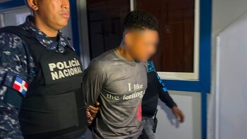 Agentes de la Policía Nacional trasladan al principal sospechoso del homicidio de la adolescente Lissett Noemí Almonte Peña, quien se entregó voluntariamente a las autoridades de Santiago (Cortesía: @pesqueiradiego).