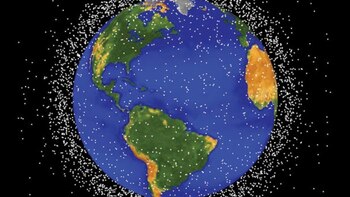 Satélites inactivos y cuerpos de cohetes orbitan sin posibilidad de maniobrar aumentando el riesgo de choques y de crear más escombros en el espacio
