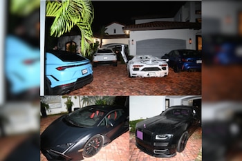 Collage de fotos nocturnas con varios automóviles deportivos y de gama alta estacionados frente a una vivienda