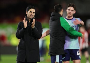Arsenal no le pierde pisada al líder (Reuters)
