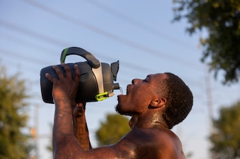 Las autoridades sugieren a quienes practican deportes al aire libre que adapten sus actividades y mantengan una hidratación constante para reducir el riesgo de complicaciones (REUTERS/Shelby Tauber)