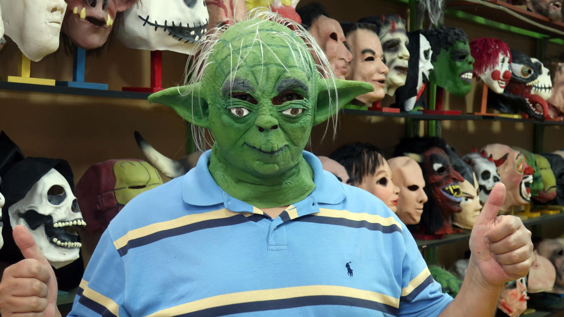 Una persona comprando una careta en el Palacio de la Careta