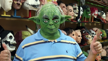 Una persona comprando una careta