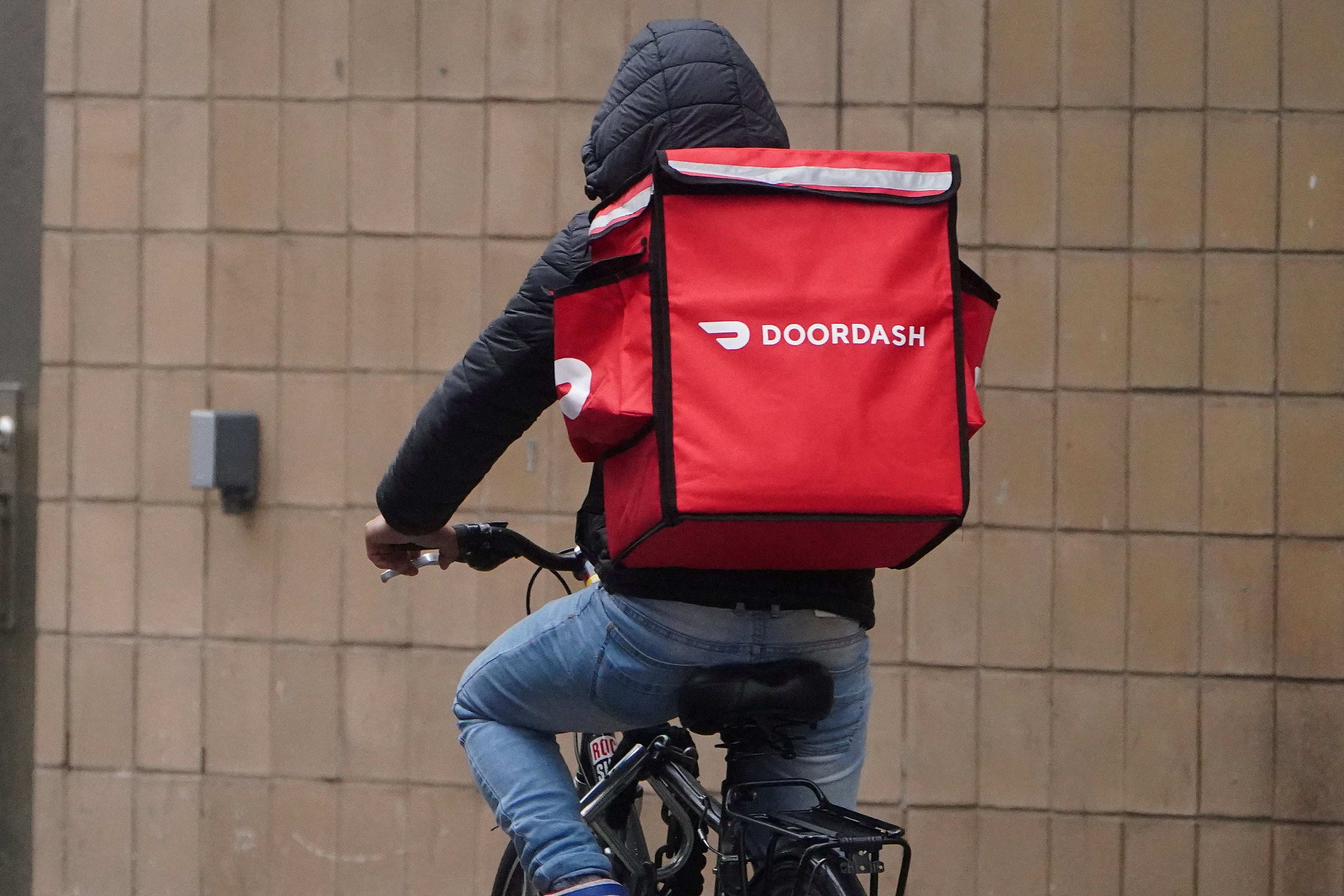 DoorDash acordó pagar USD 131,5 millones para resolver una investigación por pagos insuficientes o tardíos a repartidores de Nueva York. (REUTERS/Carlo Allegri/File Photo)