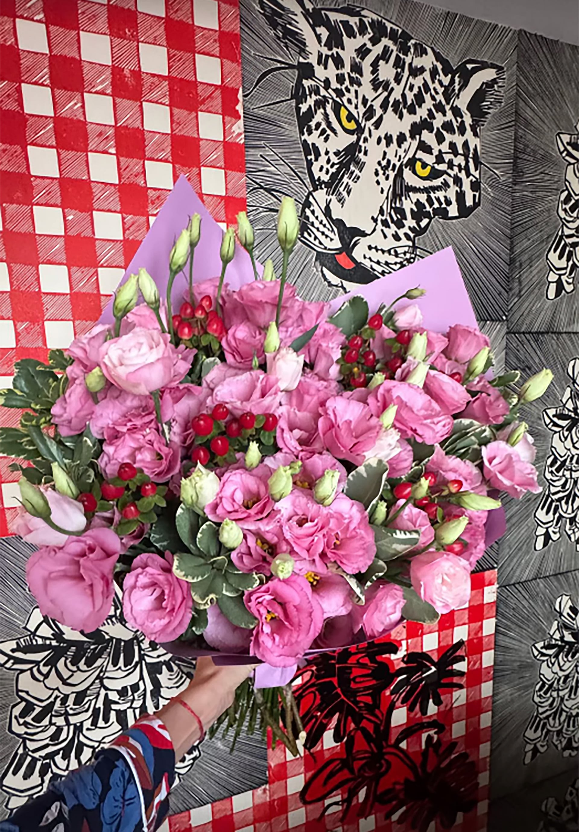 Un opulento ramo de flores rosadas, con vibrantes bayas rojas y un delicado follaje, que Benjamin Vicuña habría obsequiado a Anita Espasandin como muestra de afecto.