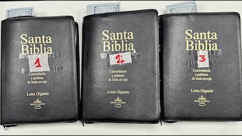 Las biblias fueron incautadas.
