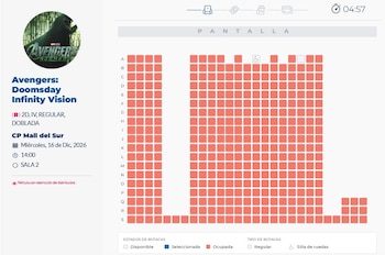 Captura de pantalla de un plano de distribución de asientos de cine con la mayoría de las plazas marcadas en color rojo