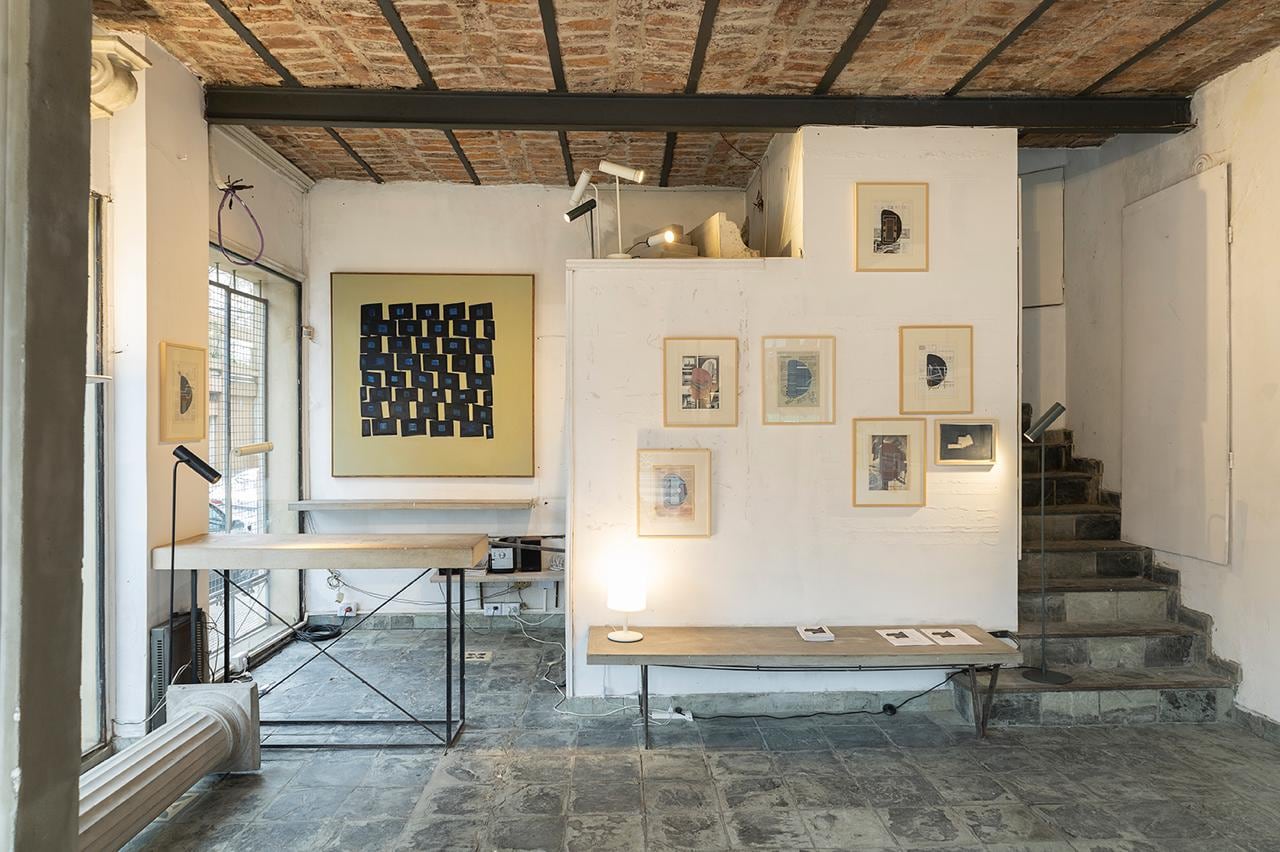 Las obras exhibidas buscan resignificar objetos y espacios, conectando la herencia de Gray con la escena actual de Buenos Aires