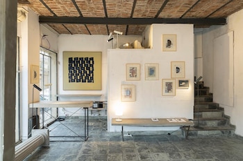 Las obras exhibidas buscan resignificar objetos y espacios, conectando la herencia de Gray con la escena actual de Buenos Aires