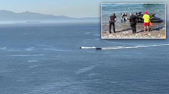 Dos motos acuáticas en el mar. Recuadro muestra dos policías, un civil, una moto acuática Yamaha negra y una persona borrosa en el agua.
