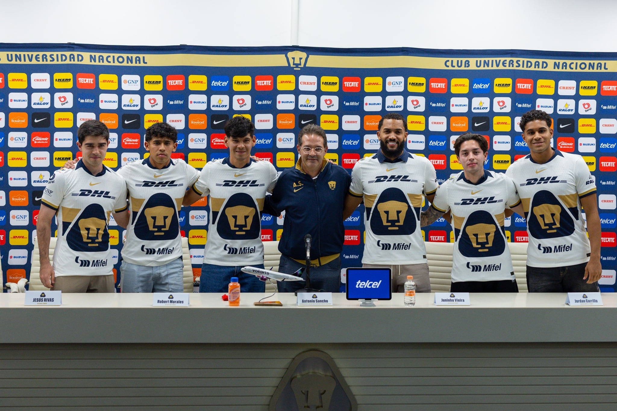 La directiva de los universitarios apuesta por una mezcla de juventud y experiencia internacional al presentar seis incorporaciones. (X/ @PumasMX)