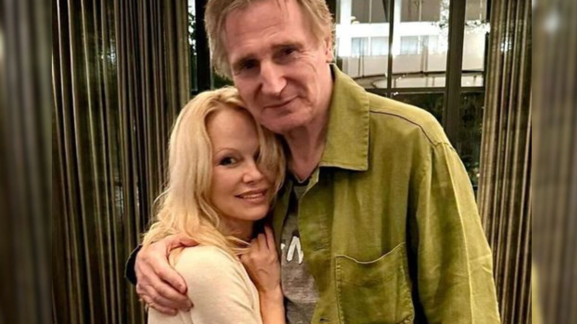 Pamela Anderson confesó que hornear pan y muffins fue su forma de relajarse en el set y de acercarse a Liam Neeson (Redes sociales)