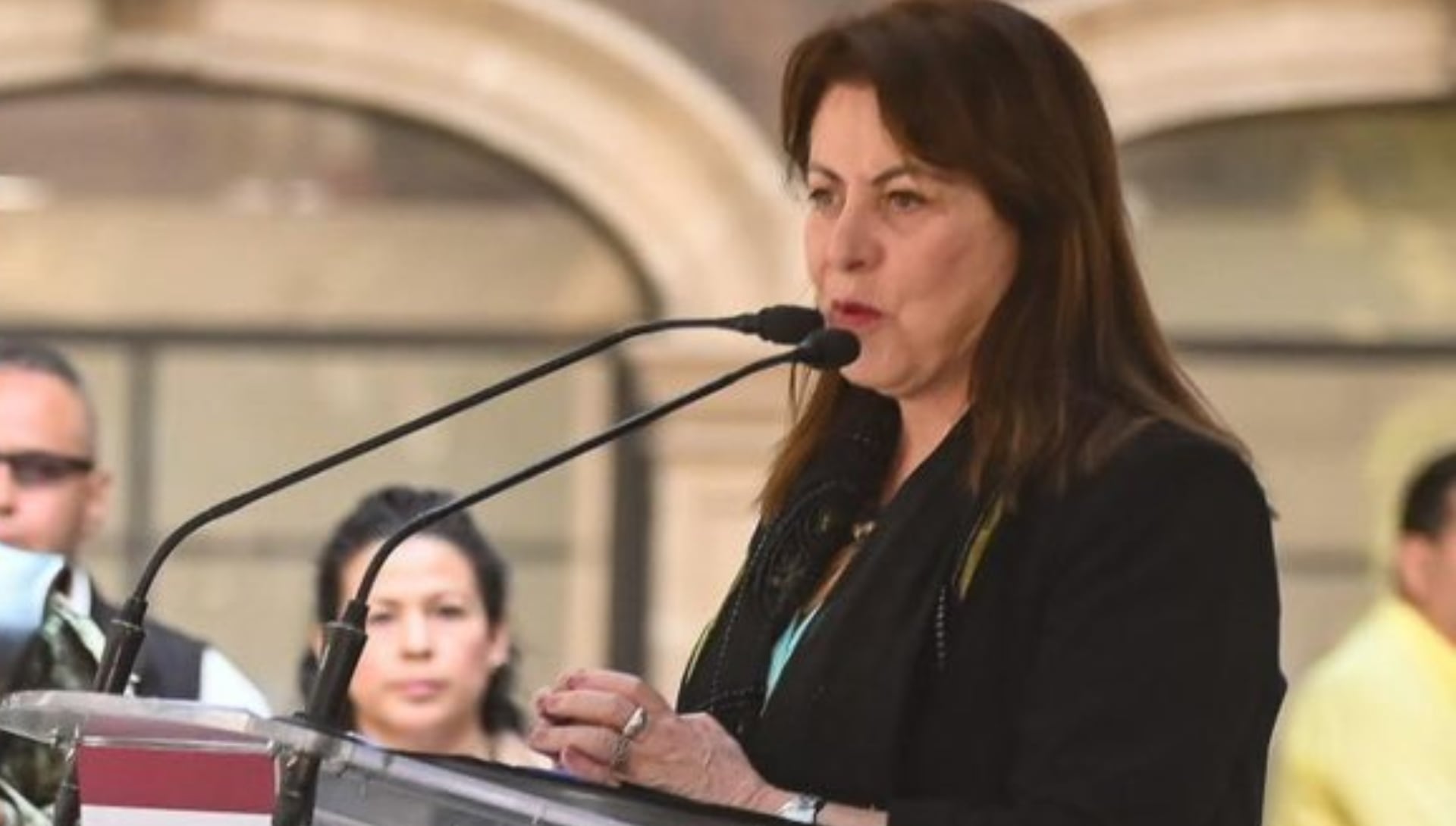 Gobernadora de Morelos evita responder a medios tras asesinato de estudiante de la UAEM