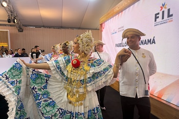 Integrantes del Ballet Nacional de Santo Domingo se presentan, durante el primer día de la 28ª edición de la Feria Internacional del Libro de Santo Domingo (FILSD) 2026, que tuvo como punto central la inauguración de su pabellón como país invitado del evento, en el que participan más de 30 escritores panameños, en Santo Domingo (República Dominicana). EFE/ Pau Mompó Alberola