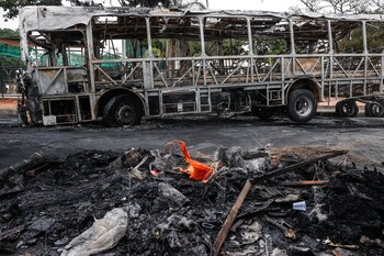 Fotografía de un autobús incinerado durante una operación de autoridades brasileñas contra bandas narcotraficantes este martes, en Río de Janeiro (EFE/Andre Coelho)