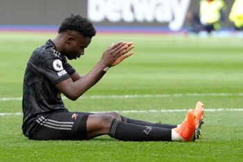 Bukayo Saka reacciona tras desperdiciar un penal para Arsenal en el empate 2-2 contra Weste Ham en la Liga Premier, el domingo 16 de abril de 2023. (AP Foto/Kirsty Wigglesworth)