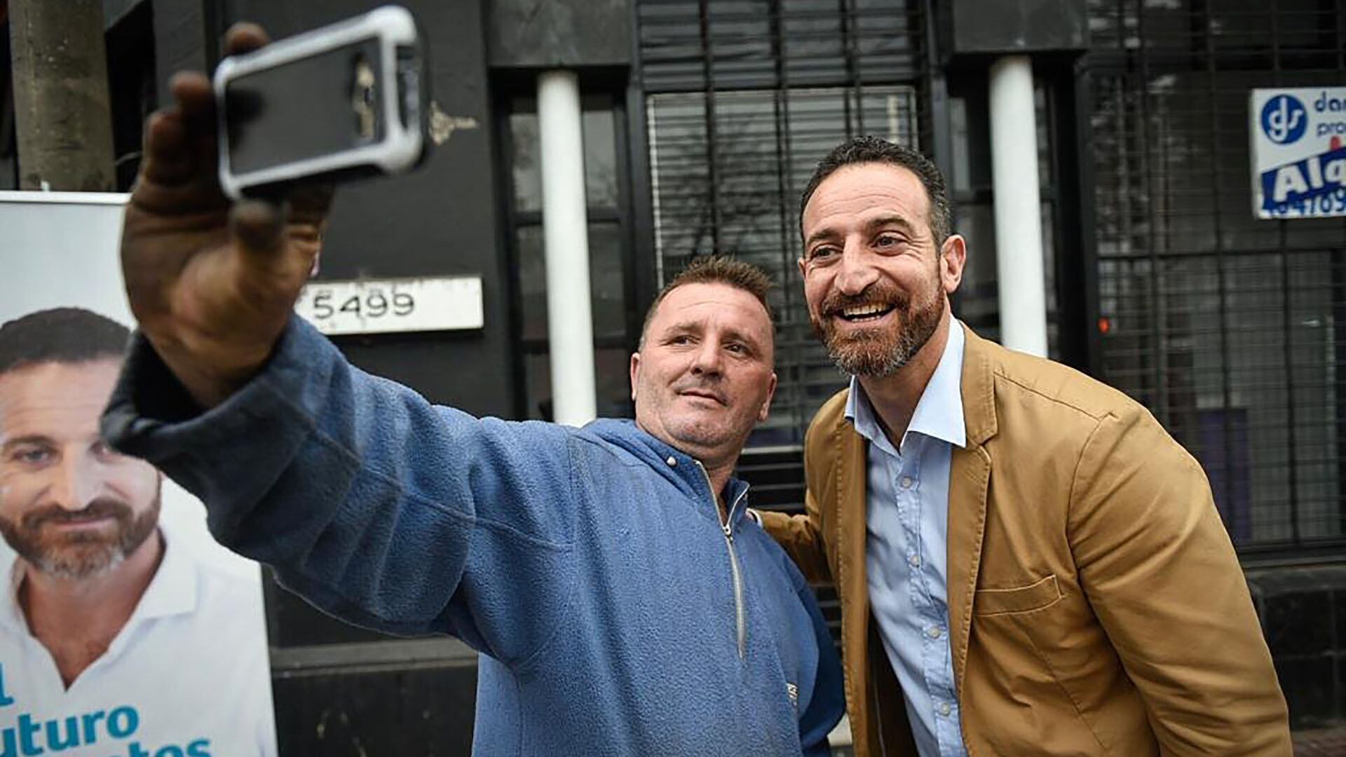 Roberto Sukerman en una recorrida de campaña. Además de ser candidato a convencionalista, encabeza la lista de concejales por Rosario por fuera del sello del PJ