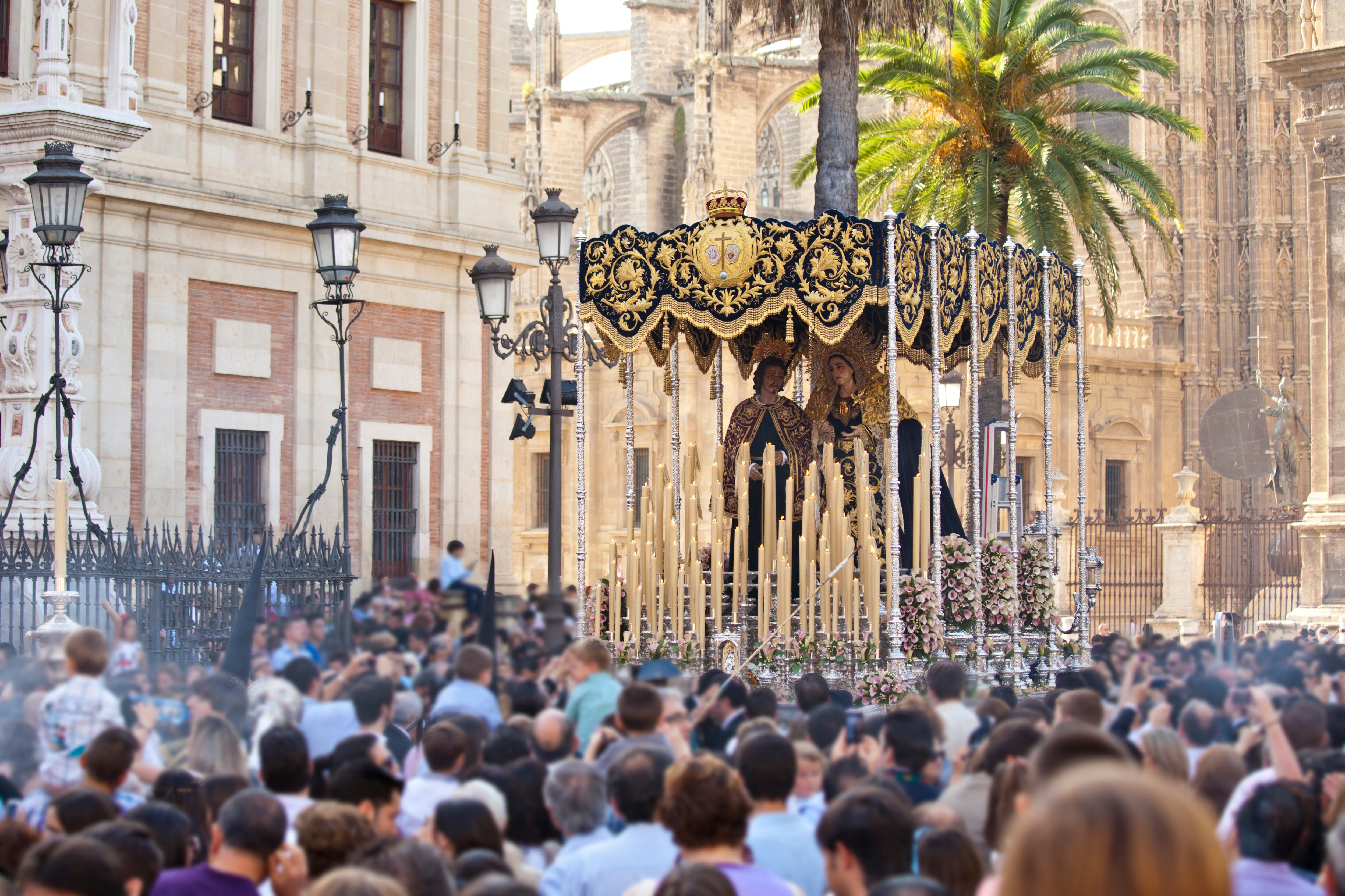 La Semana Santa de Sevilla (Adobe Stock).