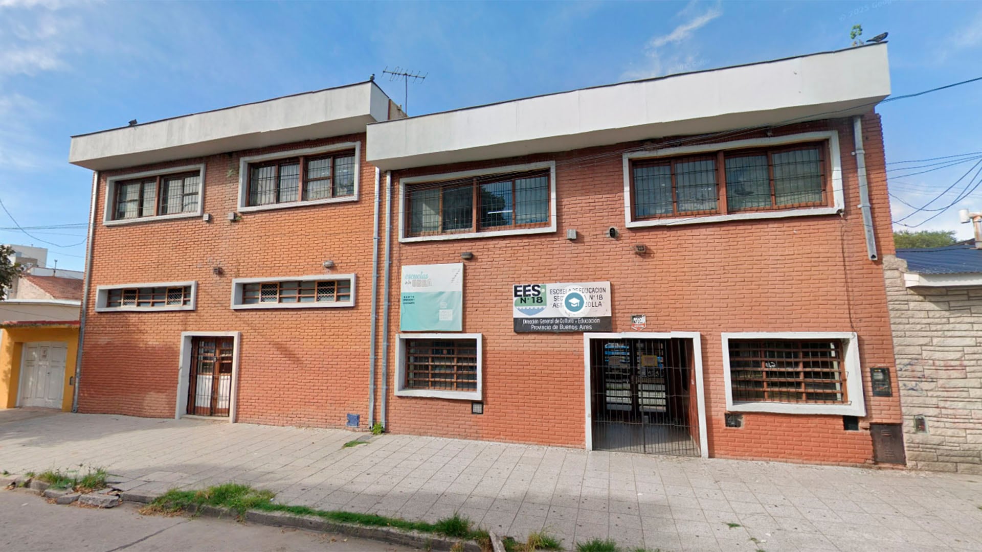 El frente de la Escuela EES N° 18 en Mar del Plata, evacuada por una amenaza de bomba. (Captura Google Maps)