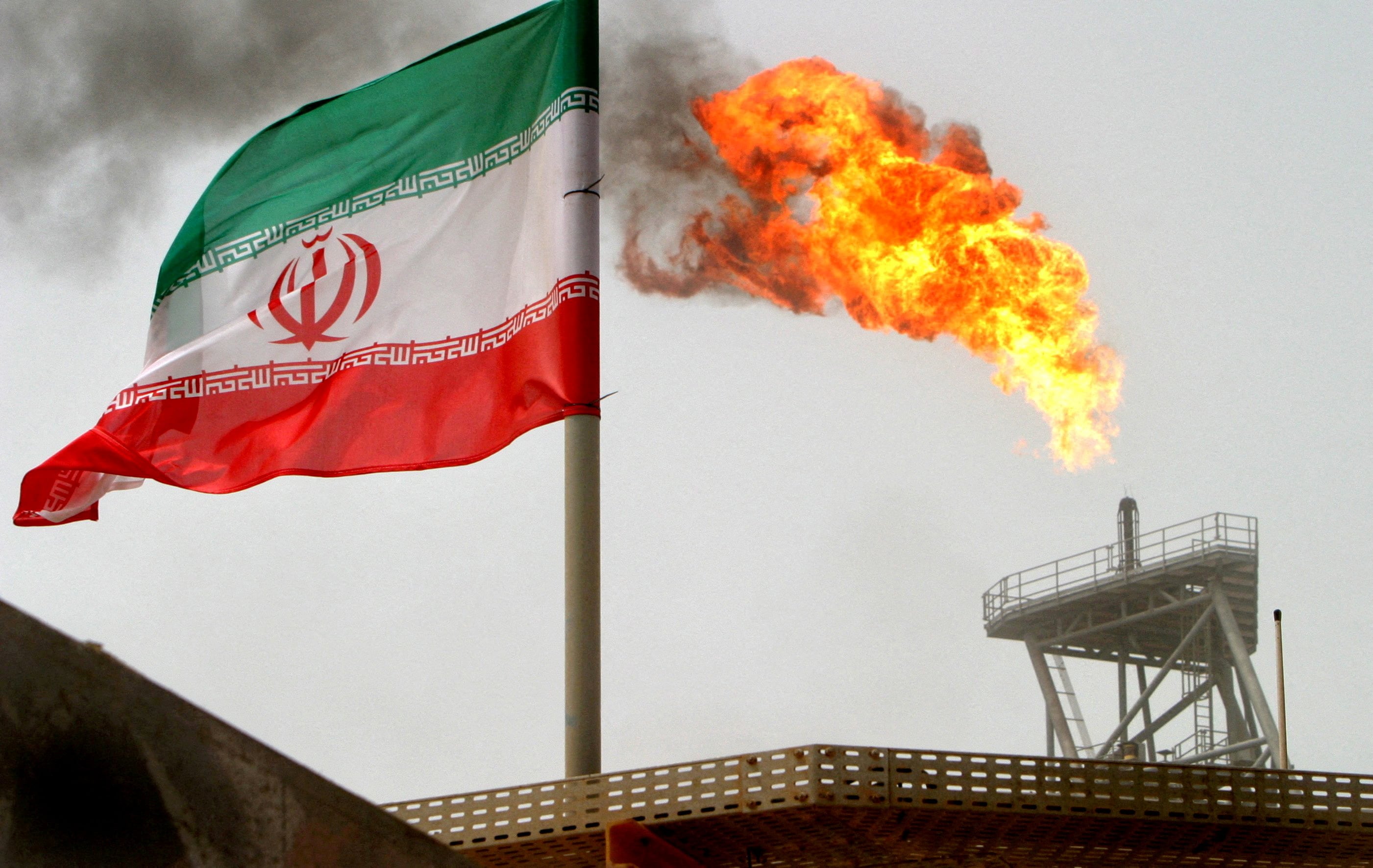Irán empleó transferencias de crudo entre buques en el Sudeste Asiático para ocultar el origen de sus exportaciones. (REUTERS/ARCHIVO)