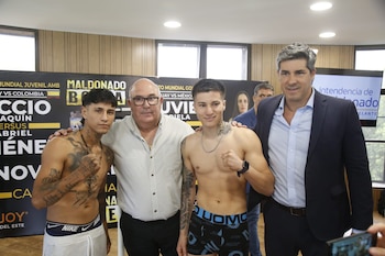 O prefeito de Maldonado, Miguel Abella, e o diretor de relações institucionais do Enjoy, Javier Azcurra, com boxeadores (Moradores de Maldonado).