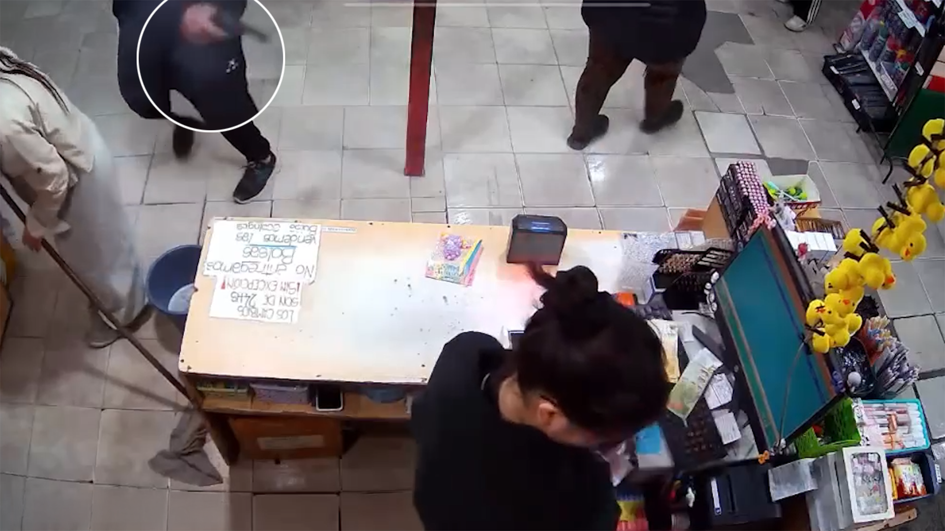 Las autoridades buscan identificar al atacante